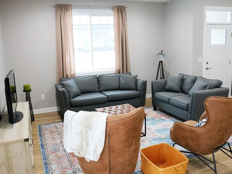 804 Parkside Ln — Photo 4