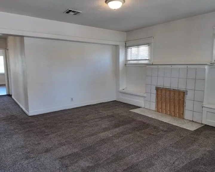 2416 Chester Ln — Photo 7