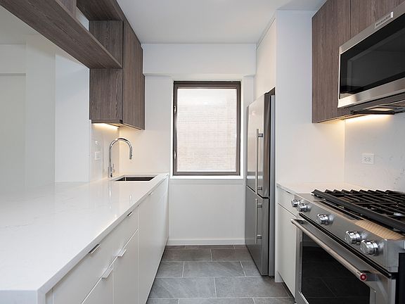 3rd image of 520 W 43rd St APT 19A