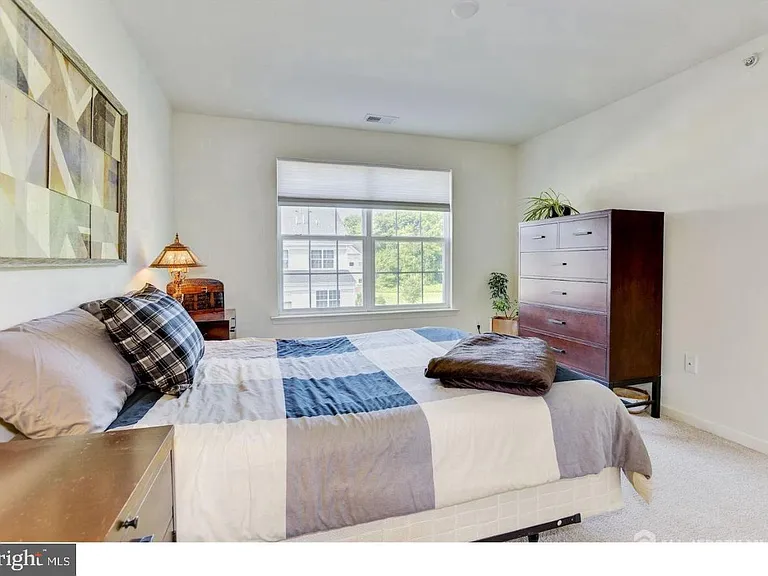 319 E Kramer Ct — Photo 6