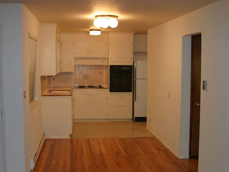 Hardwood & vinyl in Din & K 