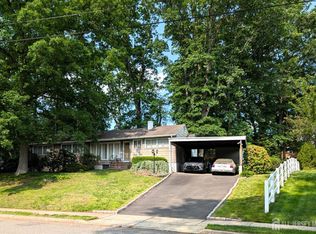 28 Tanglewood Ln, East Brunswick, NJ 08816