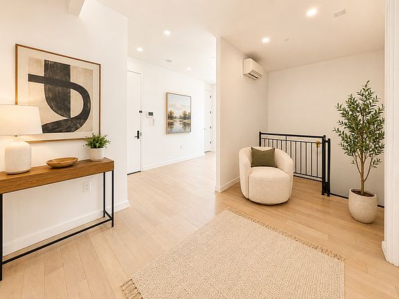 5th image of 978 Kent Ave #1L