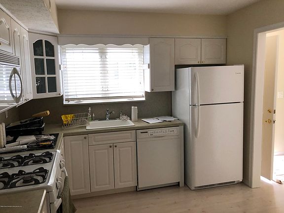 3rd image of 762 Leverett Ave