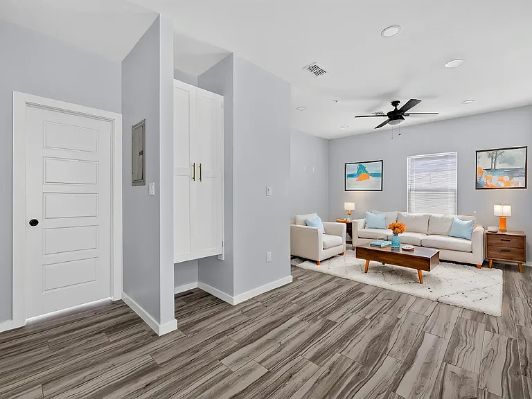 1207 W Kennedy St — Photo 9