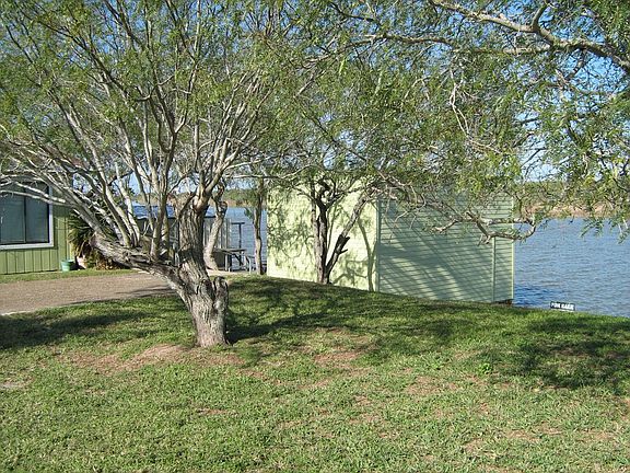 BIG BOATHOUSE W/LIFT