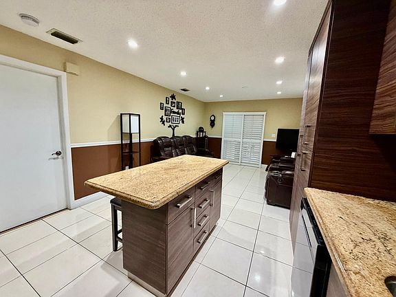 4th image of 1092 W 32nd Street