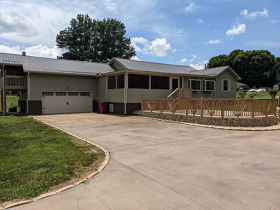 3rd image of 216 Hemlock Ln