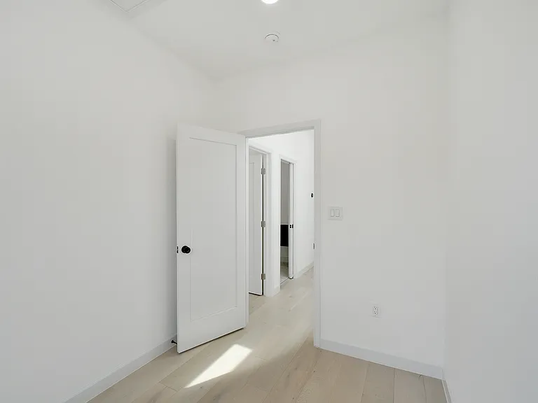 913 L St NE — Photo 33