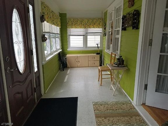 3rd image of 23 Park Dr N
