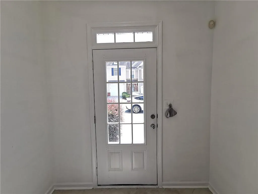 3 bed, 2.5 bath, 1696 sqft, $2,100 — Photo 4