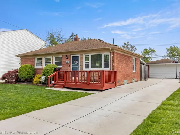 29427 Red Cedar Dr, Flat Rock, MI 48134