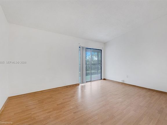 4th image of 20681 NE 4th Pl APT 203
