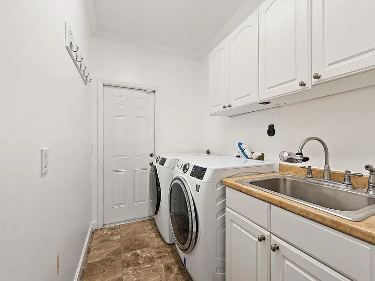 230 Park Ave — Photo 18