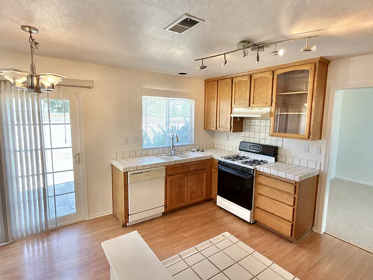 1617 Mount Silliman Way — Photo 2