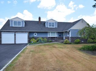 89 Elder Rd, Islip, NY 11751