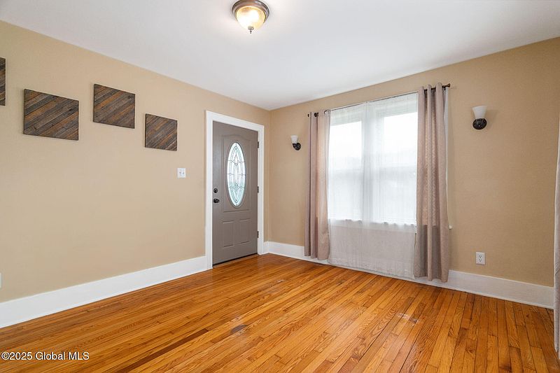 4th image of 18 Fenwick Avenue