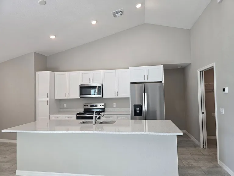 4309 NE 20th Ct — Photo 3