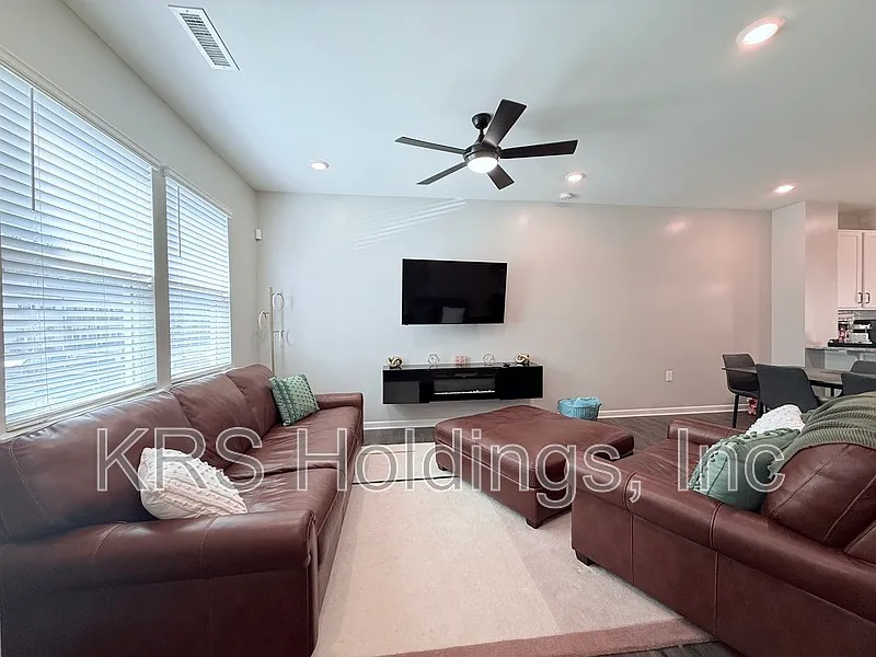 3 bed, 2.5 bath, 1392 sqft, $2,100 — Photo 4