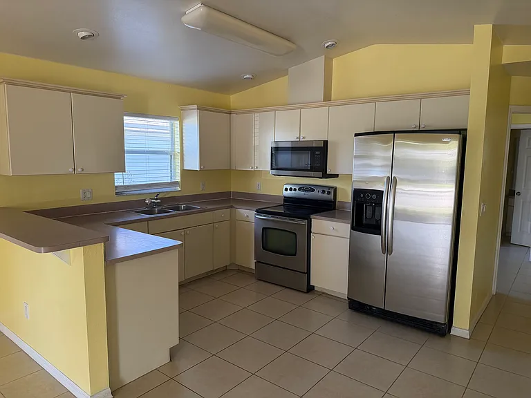 3721 SW Santa Barbara Pl #1 — Photo 6