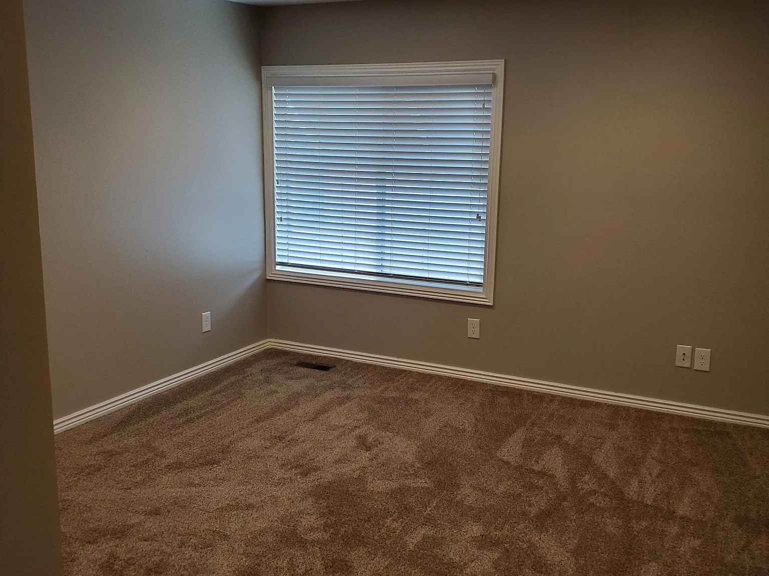 3 bed, 2320 sqft, $2,300 — Photo 4