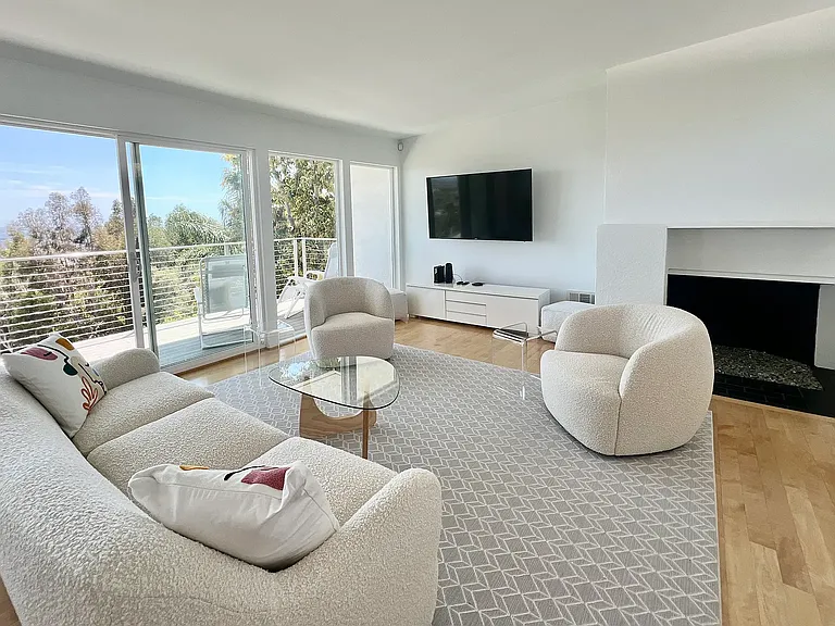 8376 Hollywood Blvd — Photo 10