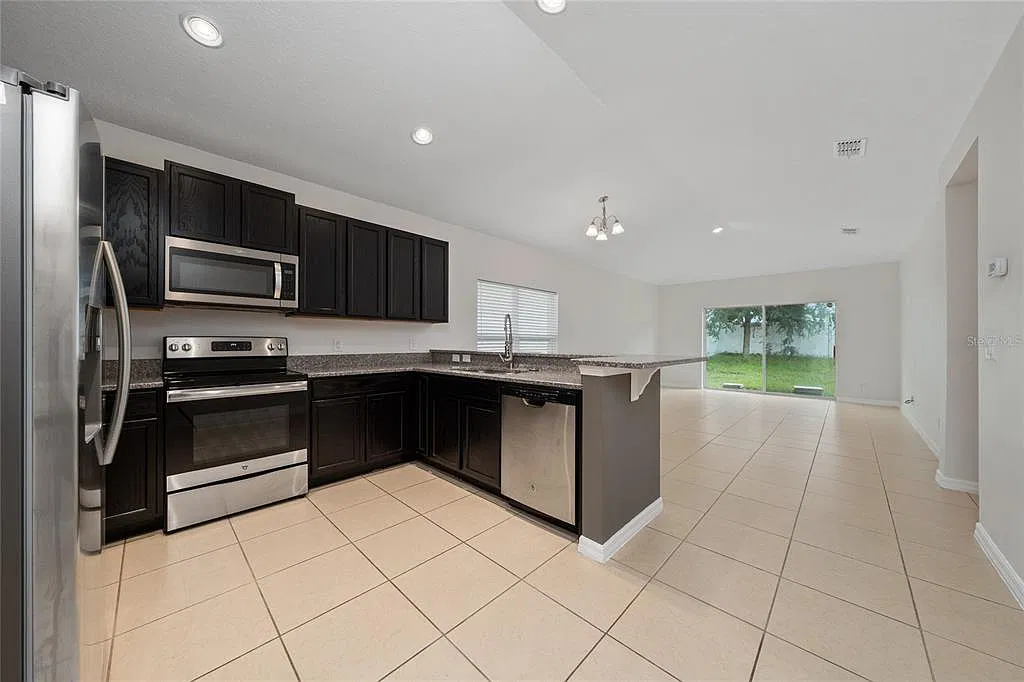 4 bed, 2.0 bath, 1972 sqft, $2,300 — Photo 4