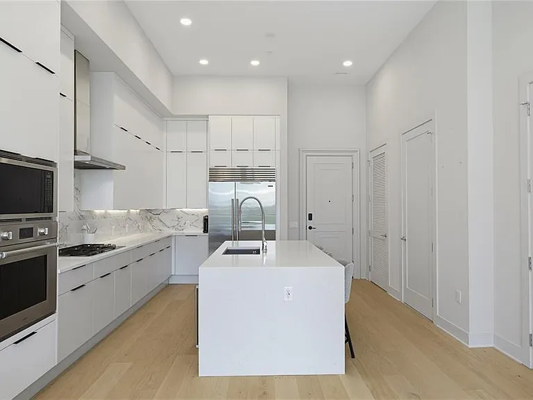 40 12th St #802 — Photo 7