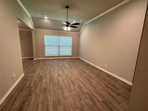 4th image of 129 W Dogwood St