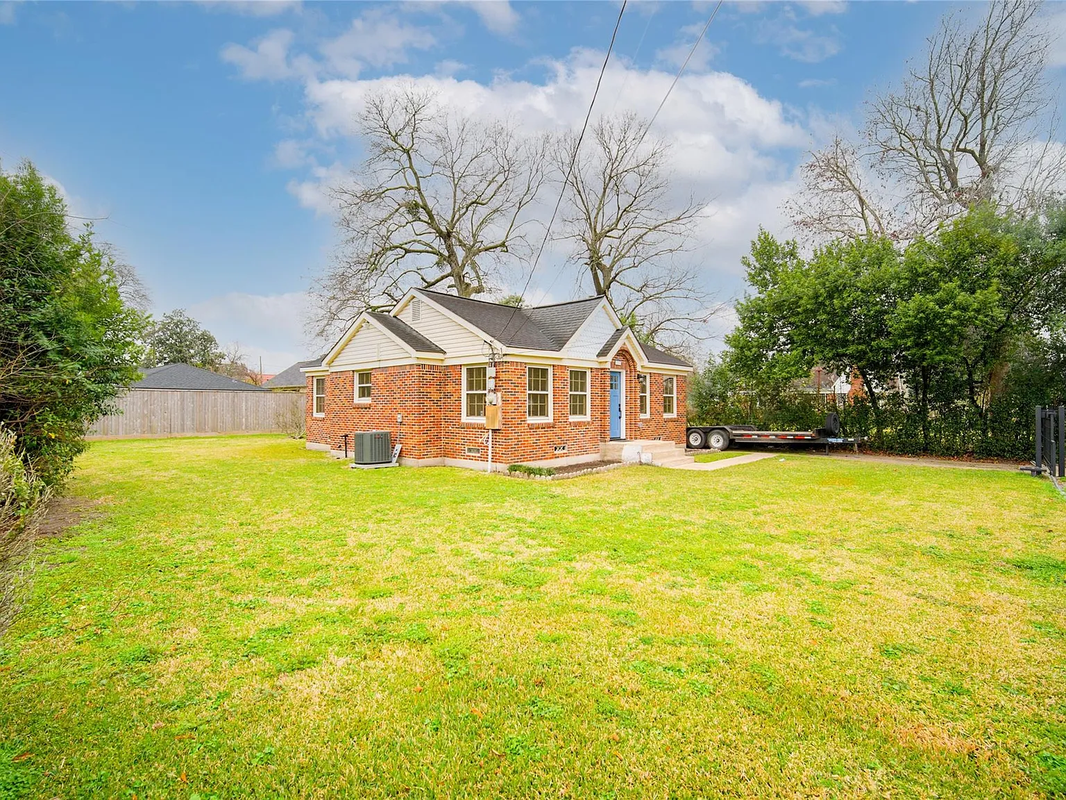 2 bed, 1.0 bath, 928 sqft, $2,350 — Photo 2