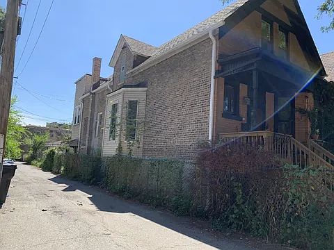 2nd image of 2113 W Walton St