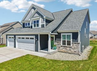 1390 Foxwood PASS, Oconomowoc, WI 53066