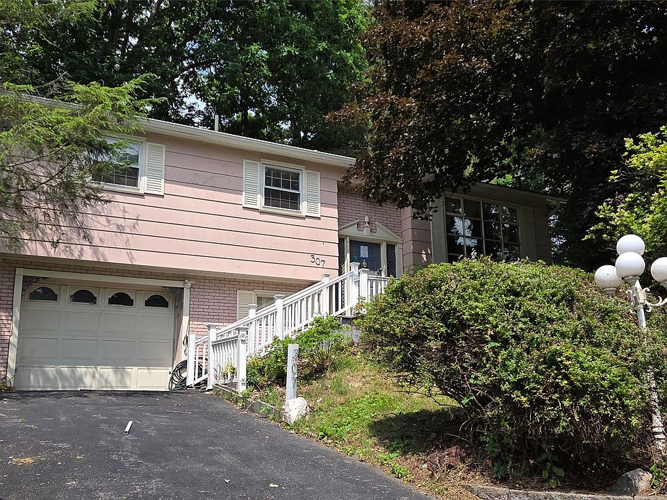 1st image of 307 Cyprus Ln