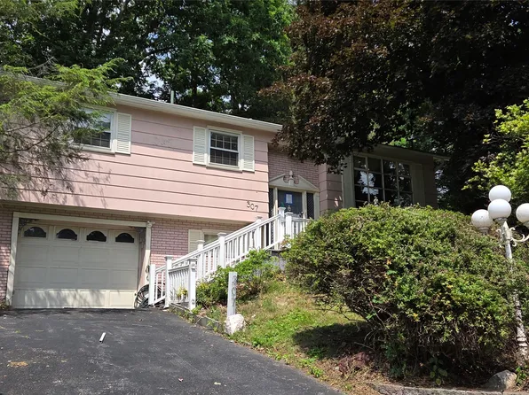 307 Cyprus Ln, Endicott, NY 13760