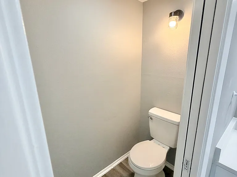 102 Charing Cross Ln — Photo 20