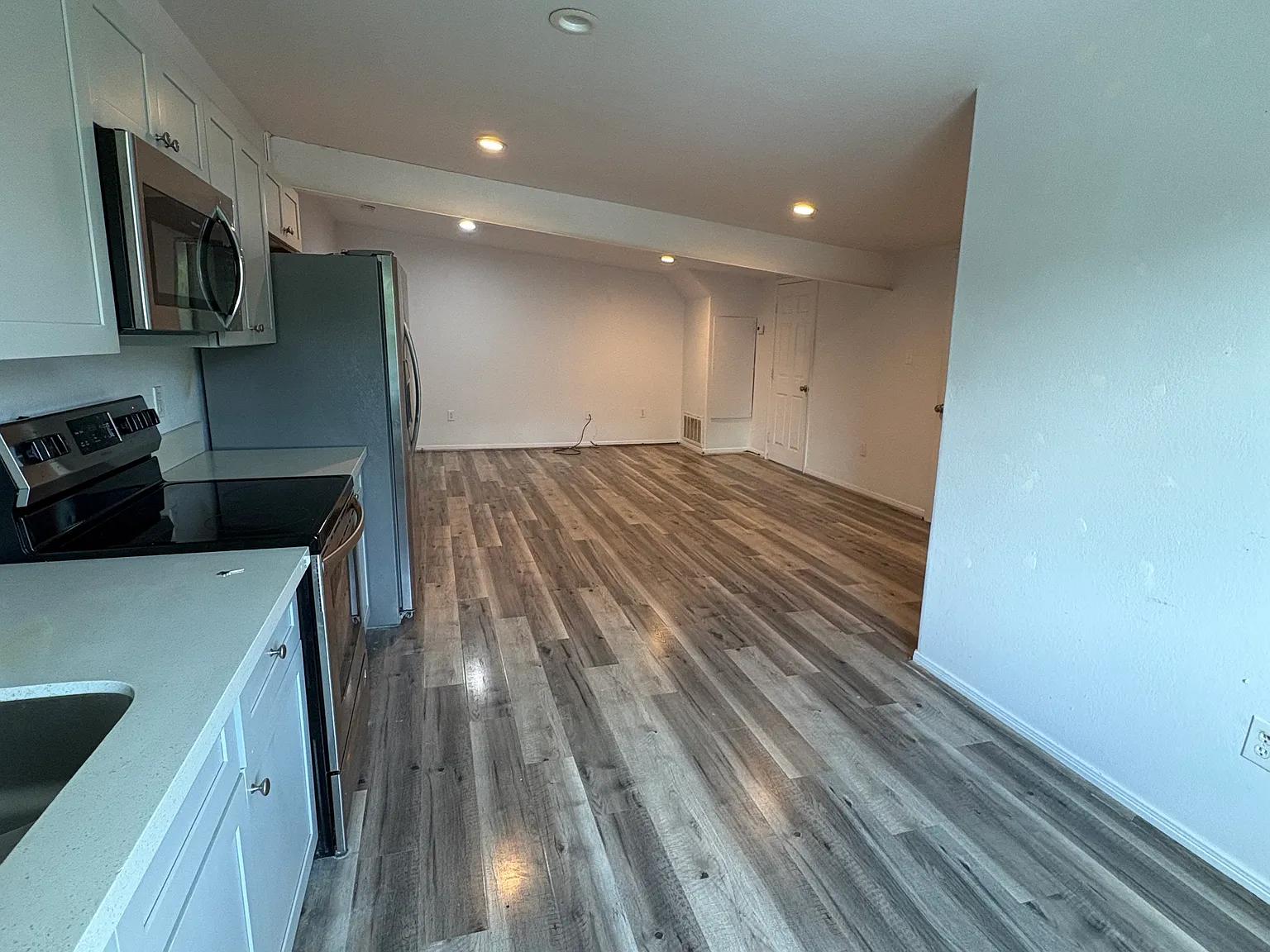 2 bed, 800 sqft, $1,300 — Photo 2