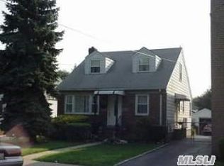965 Lakeville Rd, New Hyde Park, NY 11040