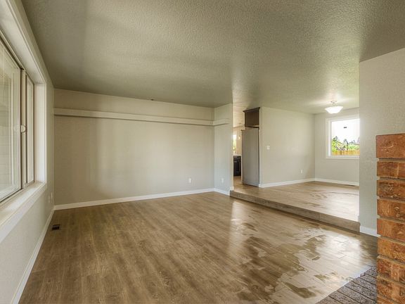 5th image of 11917 4th Ave E