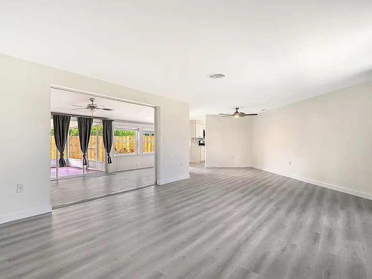 2512 Post Rd — Photo 2