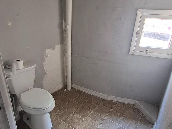 4th image of 34 E Chestnut St
