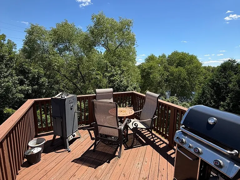 465 Metropolitan St — Photo 4