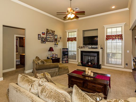 Large family w/fireplace