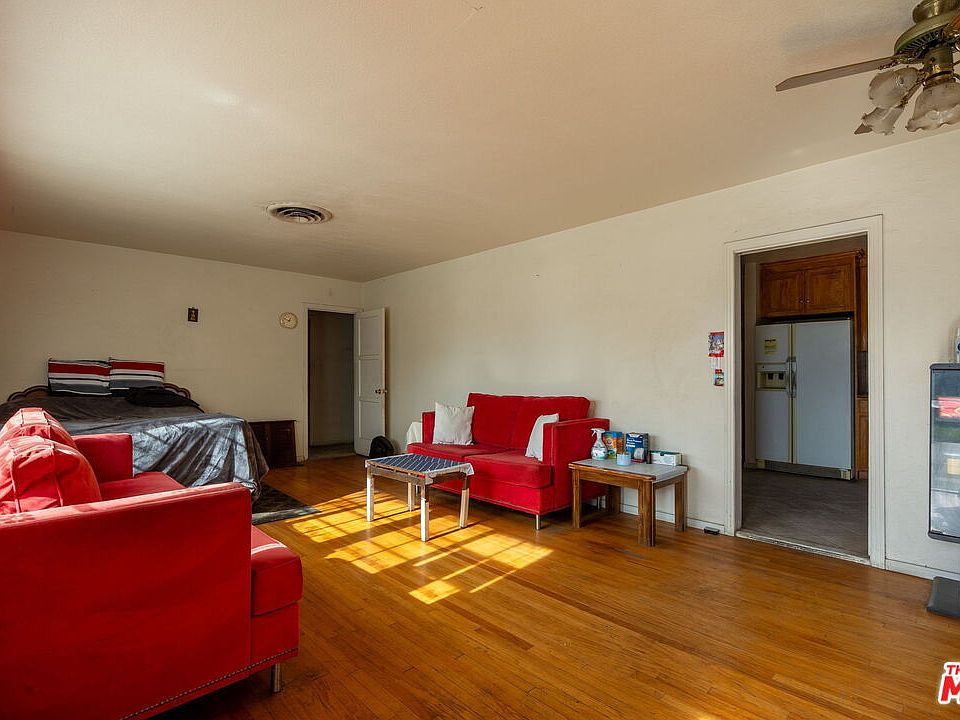 2nd image of 17359 Victory Blvd