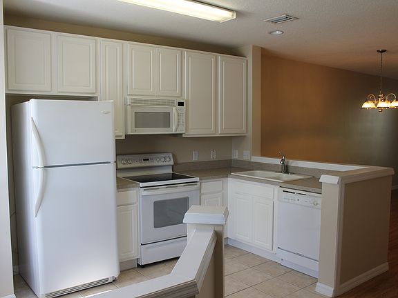 3rd image of 1392 Hampton Park Ln