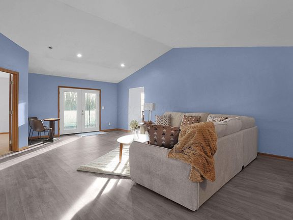 5th image of 301 Seville Dr