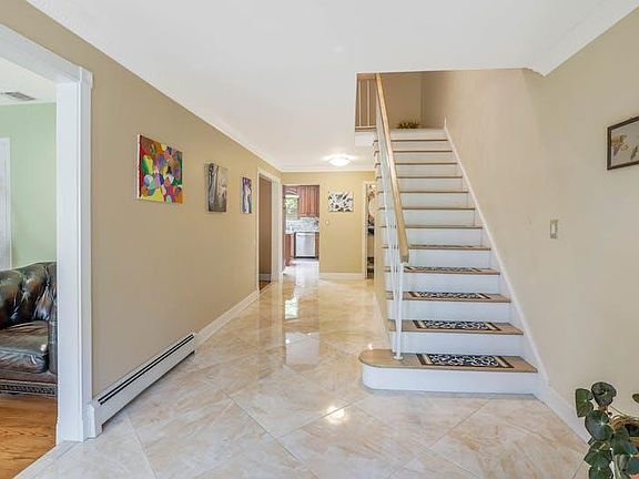4th image of 2R Castle Ct