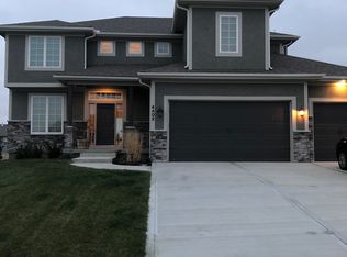 4402 SE Lariat Dr, Lees Summit, MO 64082