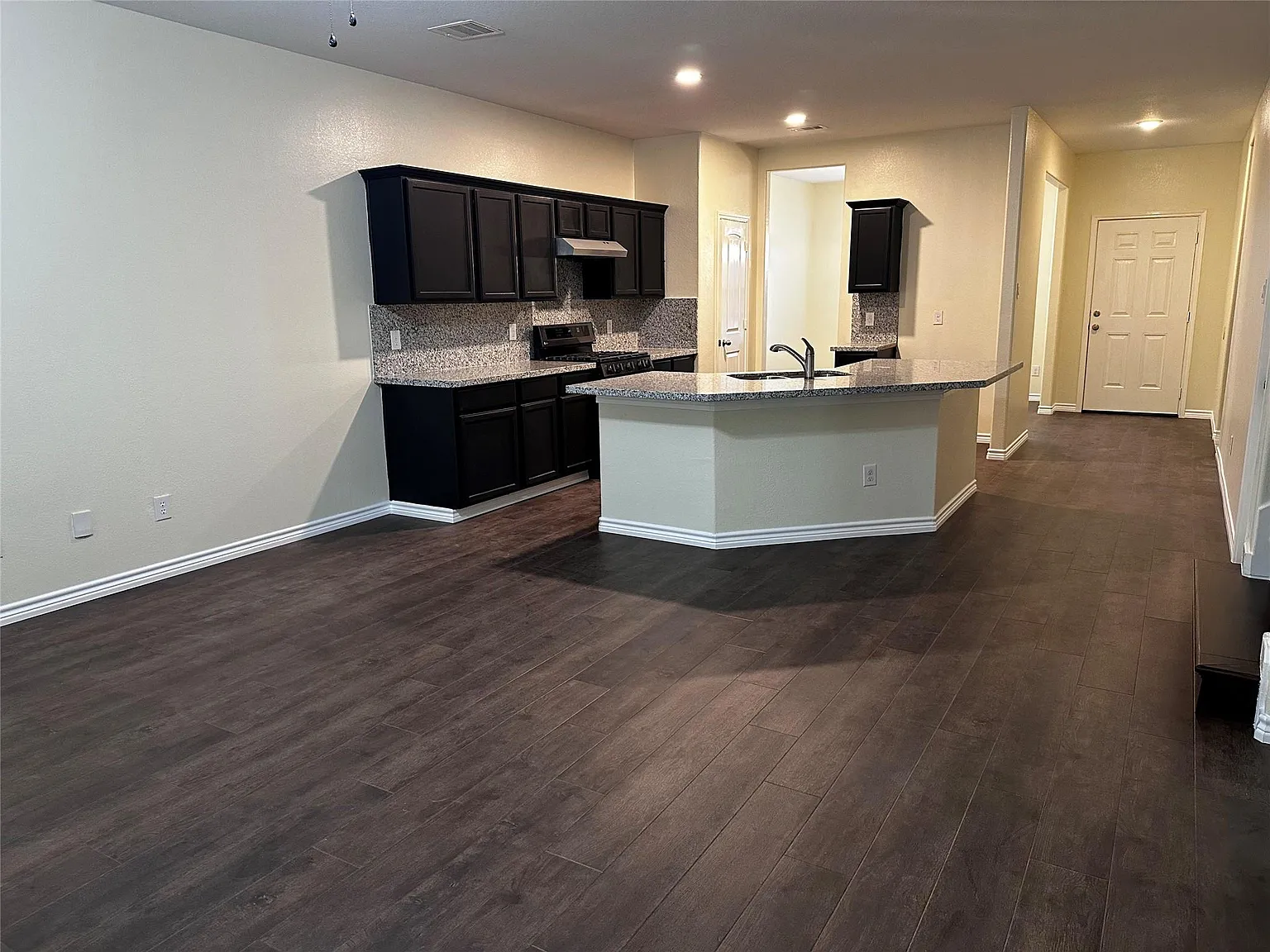 5 bed, 3.5 bath, 2678 sqft, $2,600 — Photo 2