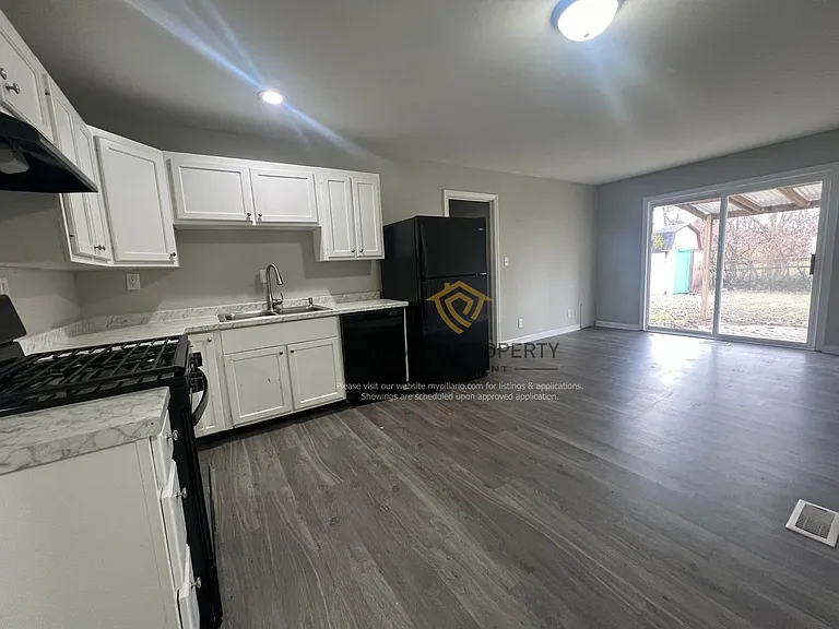 8523 E 42nd St — Photo 21