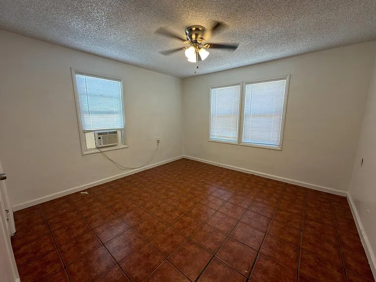 986 Merritt Dr — Photo 14